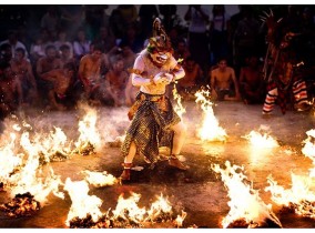 Witness a fire dance in Atakpame and Kpalime